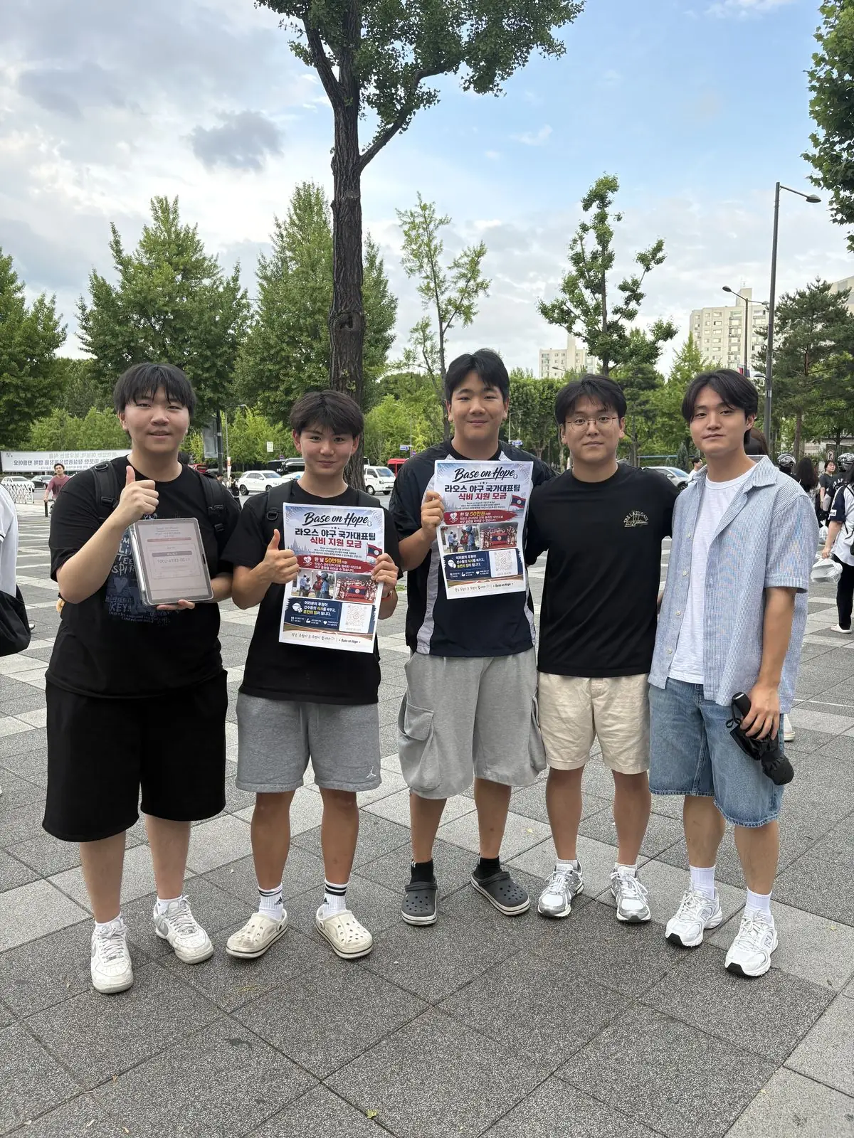 Members fundraising at Jamsil Baseball Stadium